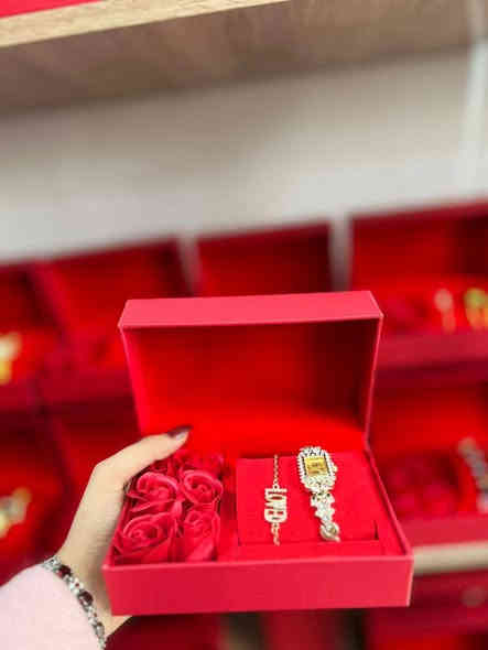 ⁨ ساعة يد أنيقة: بتصاميم عصرية وجذابة.
أساور متناسقة: لإطلالة مفعمة بالأنوثة والرقي.
علبة هدايا فاخرة: بألوان ساحرة 

📍 السندباد.. لكل ما يلامس ذوقك.
خدماتنا:
✅ يتوفر توصيل داخل المجمع (مجمع بسماية).
🚚 توصيل لجميع المحافظات العراقية.
موقعنا:
🏙 بغداد – مجمع بسماية السكني – الشارع العام – مقابل A2
للتواصل والاستفسار (واتساب أو اتصال):
📱 ***********
📱 ***********
#هدايا #إكسسوارات #ساعات #أساور #طقم_هدايا هدايا_نسائية هدية_مميزة السندباد مكتبة_السندباد بسماية⁩
