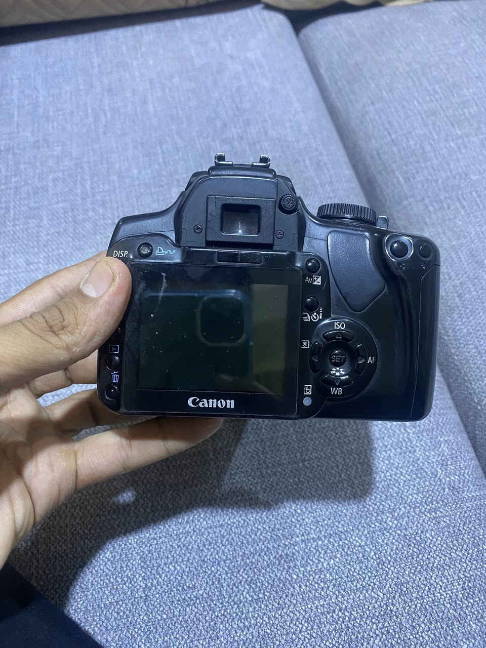 كانون 400d كامره نضيفه كامل ملحقات جنطه وشاحنه ورام وعدسه الكامره بيه عطل بلسنسر مالته فقط من التقط الصوره يصعد ماينزل الا انزله بيدي الكامره مامستخدمه رايدها ب 120 وبيها مجال 
***********

