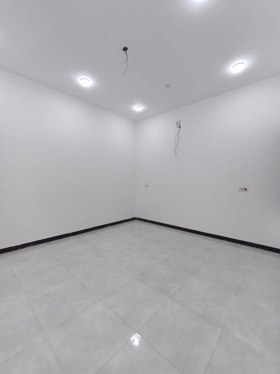 اسعد الله اوقاتكم بكل خير 🔷 
احبتي متوفر دار سكان البيع المساحه 200متر 
البيت 
طابقين البيت جديد وفارق وجاهز السكان طبعن البيت شقله كله 
1/1عنون البيت البصره ابو الخصيب ابو الجوزي 
البيت يحتوي علا 5قرف منام 
وصالتين 
ومطبخ 
وحيات داخلي وخارجي 🛑 
وكراج سياره 
ما شاء الله البيت تحفه 
نوع العقار طابو زراعي عراقي وكاله ونسخه من الطابو ◼️
سعر البيت ب225اوبي مجال 💸 
باقي الستفسار علا الرقم 
***********
***********
