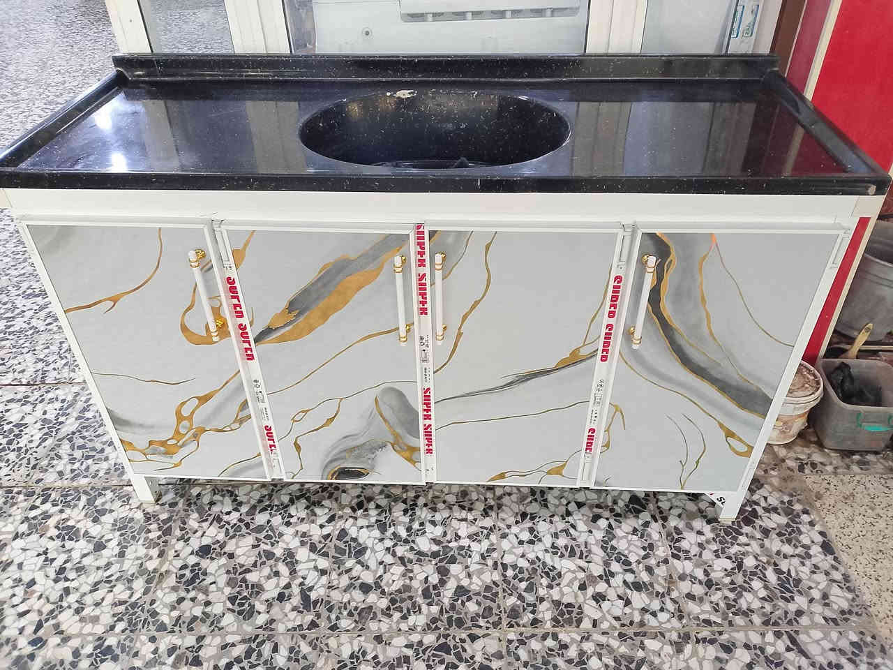 سنك جديد متره ونص مرمر وسعر 185 وبي مجال العنوان صويره شارع العام مقابيل شارع حكمت بجهت حي العمال للتواصل ***********
