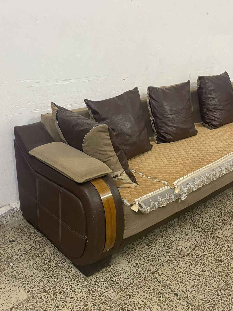 ديوان عدد ثنين القهوائي خمس امتار وياه بعد زاويه ممصورتها  مابي اي عيب
وديوان ثاني 8 امتار نظيف مابي شي بس اليده مالته بزون خرمشته وموضح بالفديو 
الدواوين ثنينهن175 وبي مجال بسيط


**إذا كنت صاحب هذا الإعلان وتريد حذفه لأي سبب، رجاءا أرسل رسالة إلى الدعم الفني**