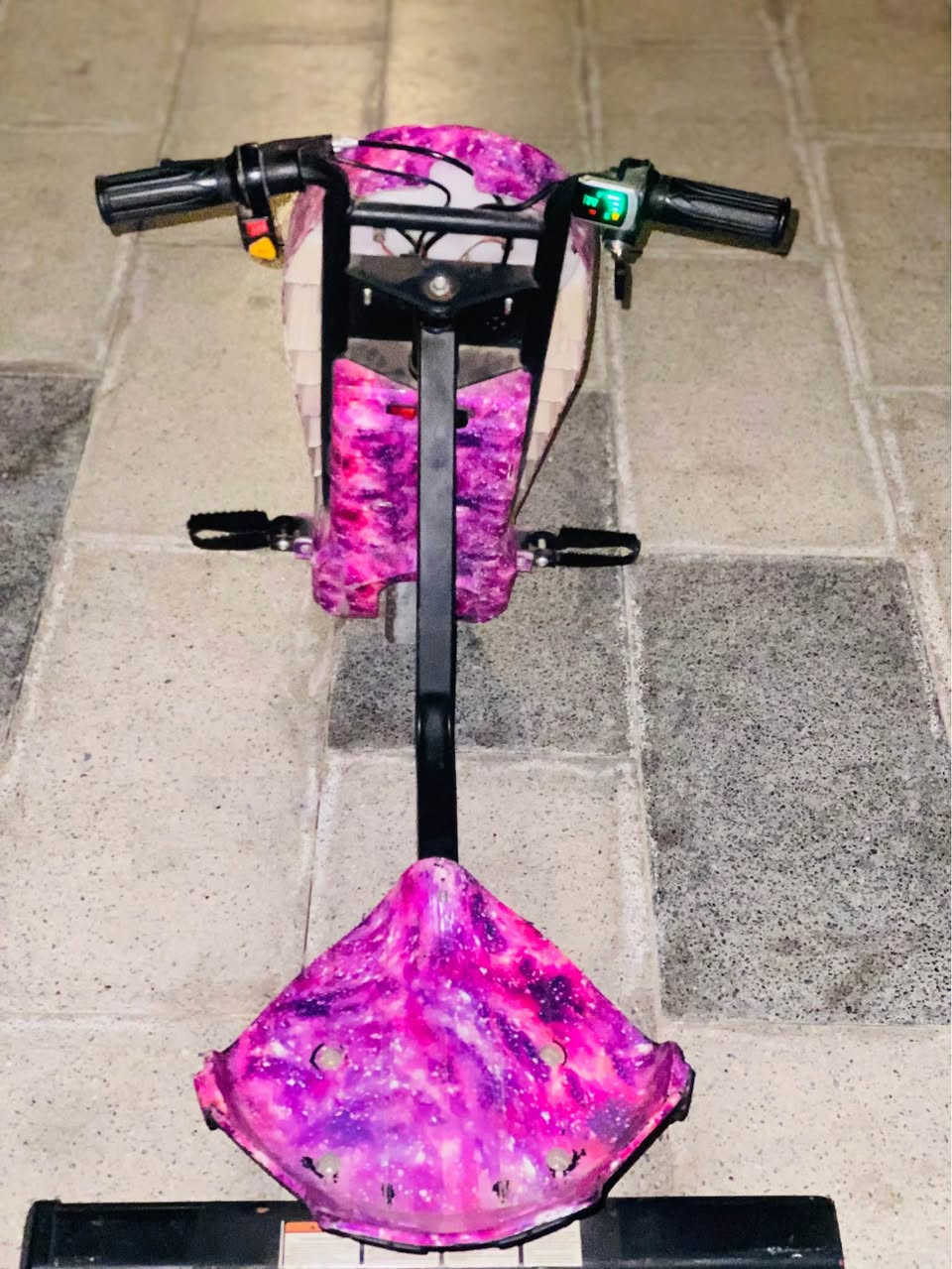 سلام عليكم سكوتر نضيفة مال بيت للبيع رايدها ب155 وبيها مجال قليل كامله شاحنته وبطاريته كامله

موجود فقط واتساب 
*********** البصرة, العراق
