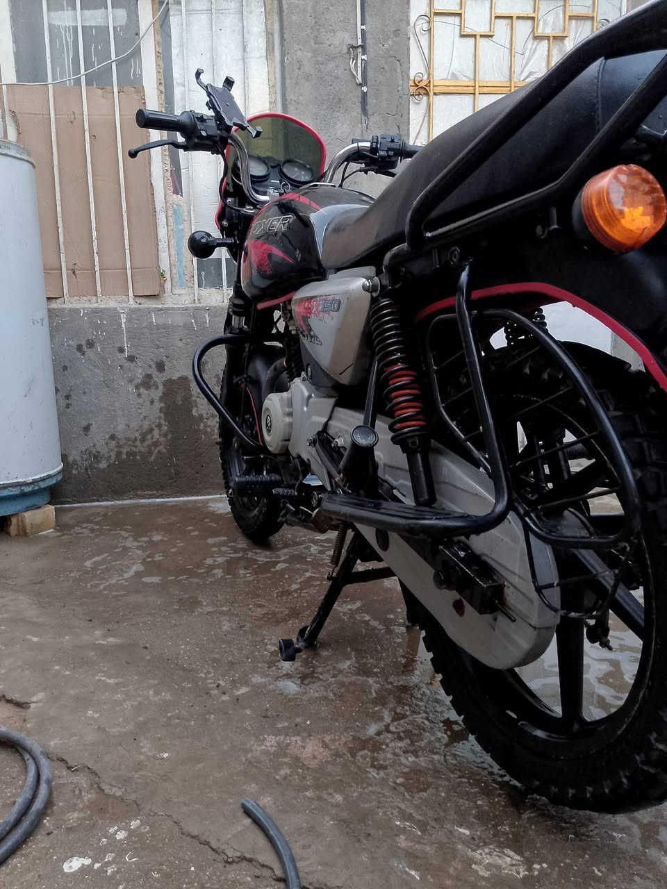 السلام عليكم بوكسر للبيع موديل 2022 اوراق اصولي مكينه خير من الله لا تنقيص ولا تبخير دراجه ما متعوبه ومانقصها شي  كهربائيات كلها شغاله تايرات جدد بيها شلعه شك لكاع مكاني حله ابو خستاوي السعر 900 وبيها مجال حك جيه الاستفسار علا هاذه الرقم ***********
