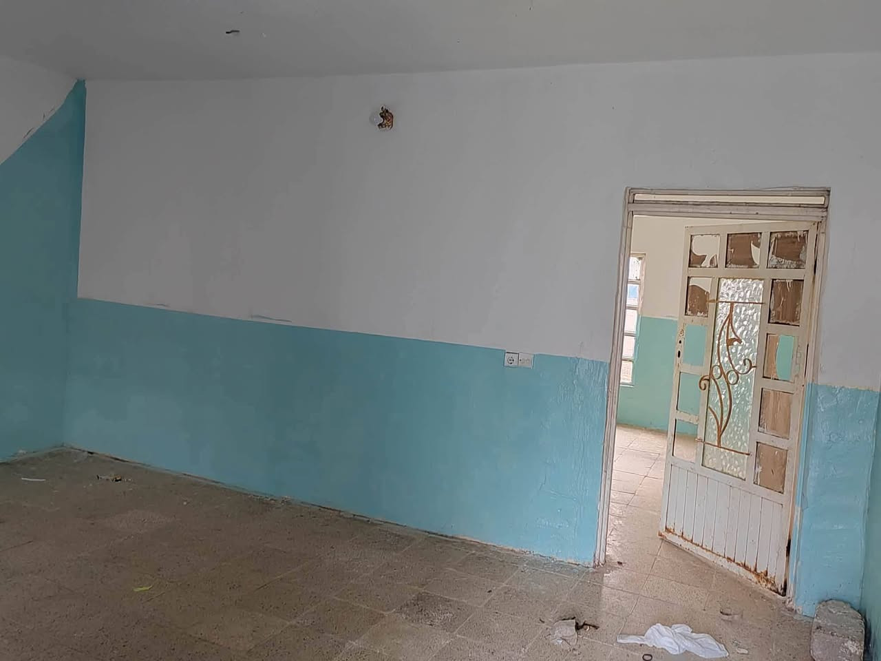 بيت مساحته 110 متر للبيع
حي الانتصار شارع 30 مقابيل مدرسه ناضم الطبقچلي سند ملك صرف طابو الزهور شرط التحويل يتكون من غرفه وهول ومشتملات 
السعر 38 مليون وبي مجال 
للتواصل ***********
