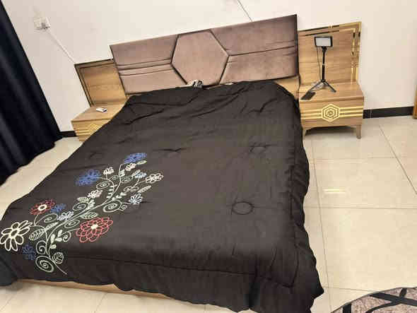 السلام عليكم غرفة نوم 5قطع البيع غرف كلش نظيفه وحلو احلى من صور ٣٥٠وبيهه مجال بسيط عنوان بغدادمحمودية ***********
