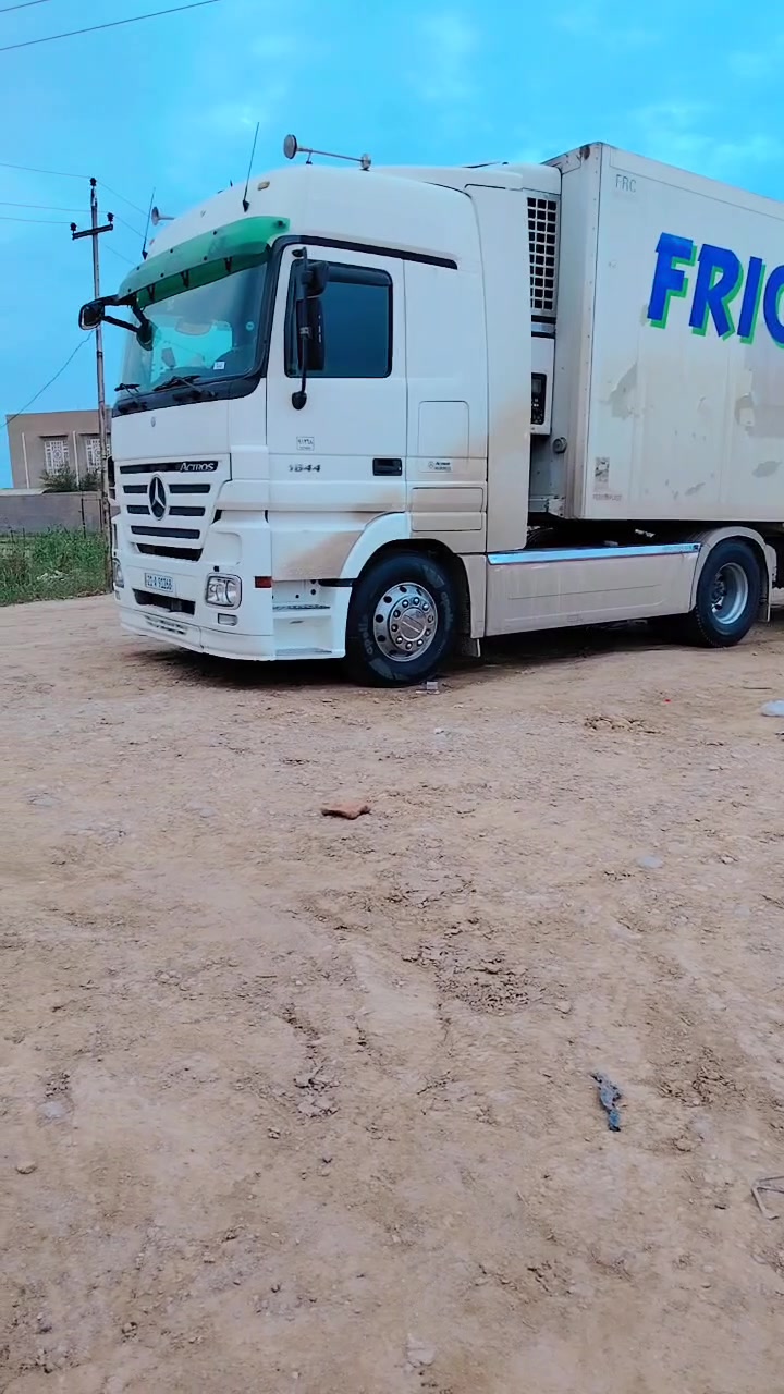 سلام عليكم سياره للبيع ٢٠٠٦  محور طويل مواصفاته كامره حساس سقف ليزر رتايدر ٥ طكات تبريد ثلاجه سياره مكفولة من قماره وشاصي ومكينه سياره بسمنا مرسمه براد سنويه ل ٢٨ سعرها ٣٢٥ وبيه مجال مكانها كوت ***********
