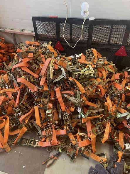 ڕاگیزی 
 * الحالة: وجبة جديدة، أصلية ونظيفة جداً.
 * الأحجام المتوفرة:
   *  (كبير)
   *  (متوسط)
 * الإضافة: حبل مجاني مع سعر "العصا/المقبض" فقط.
 * الأسعار (بالدينار العراقي على الأرجح):
   * الحجم الكبير: 5000 دينار.

   * الحجم المتوسط: 4000 دينار.
⬅️((سعر های ثابت بدون معاملة))➡️
 * تكلفة التوصيل:
   * السليمانية : 2500 دينار.
   * جميع المحافظات الأخرى : 5000 دينار.
 * لطلب الشراء: إرسال رقم الهاتف والعنوان إلى الأرقام التالية:
   * واتساب / فايبر: ***********
