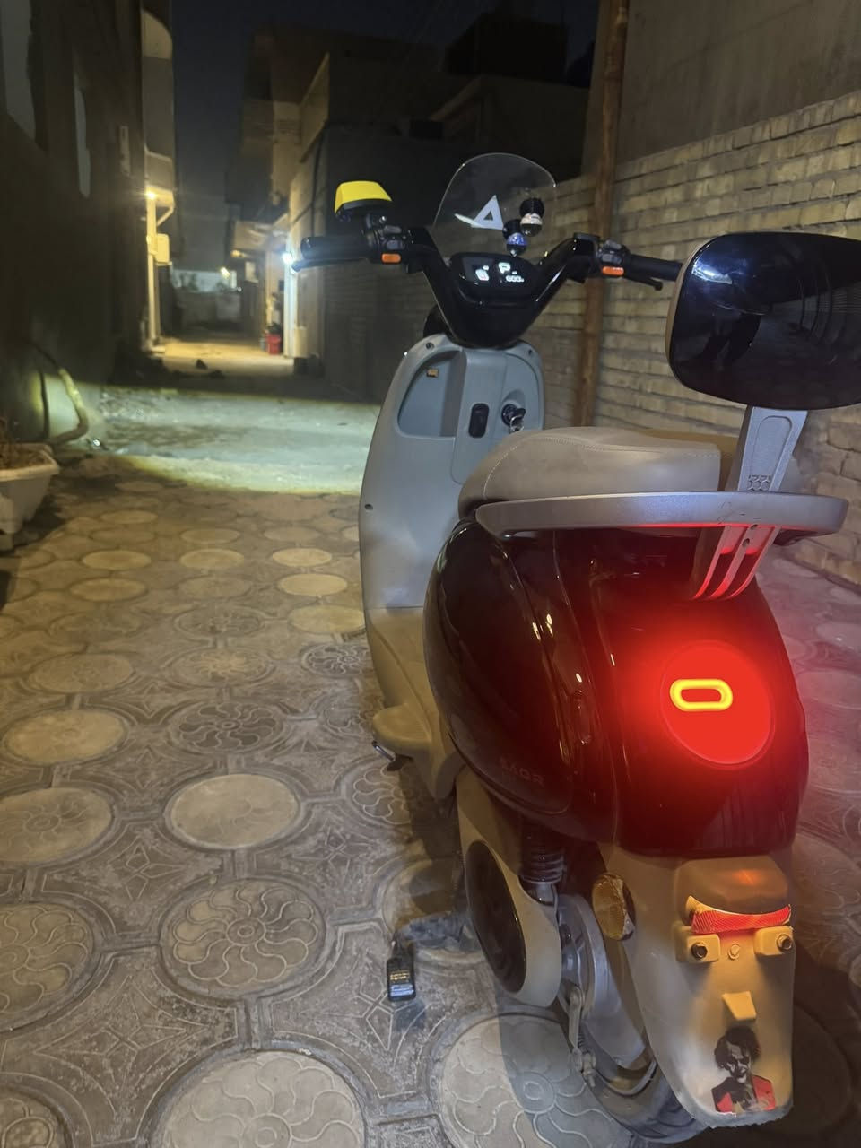 دراجه شحن فول مواصفات اربع بطاريات 🔋 الدراجه نضيفه 100‎%‎ مصاله شهرين يمي تشغيل عن بعد جهاز حمايه من السرقه قفل ستيرن اشاير يمنه يسره لايت عالي ناصي سويج وبصمه دبل هوران هورنات ثنين 3سرع بيه نضام البارك ستاند جانبي وتعليك مخزن جوه الكشن مساحته جبيره شاشه تقره العطل اي عطل بل دراجه يضهر بل شاشه نوع العطل بيه بلوتوث تكسي ويجي وياه بصمات العد 2 وسويج العد 2 الدراجه سعره600 وبيه مجال الرقم‬ ***********
