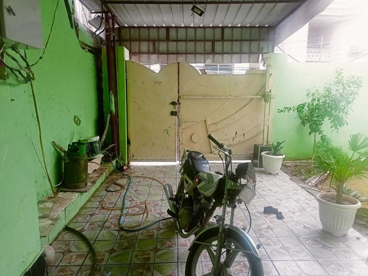 على بركة الله ...
بيت للبيع المساحه 200متر 
جنس العقار طابو صرف 
الموقع بعقوبه 7نيسان قرب كلية الاساسية الاتصال ع
***********
