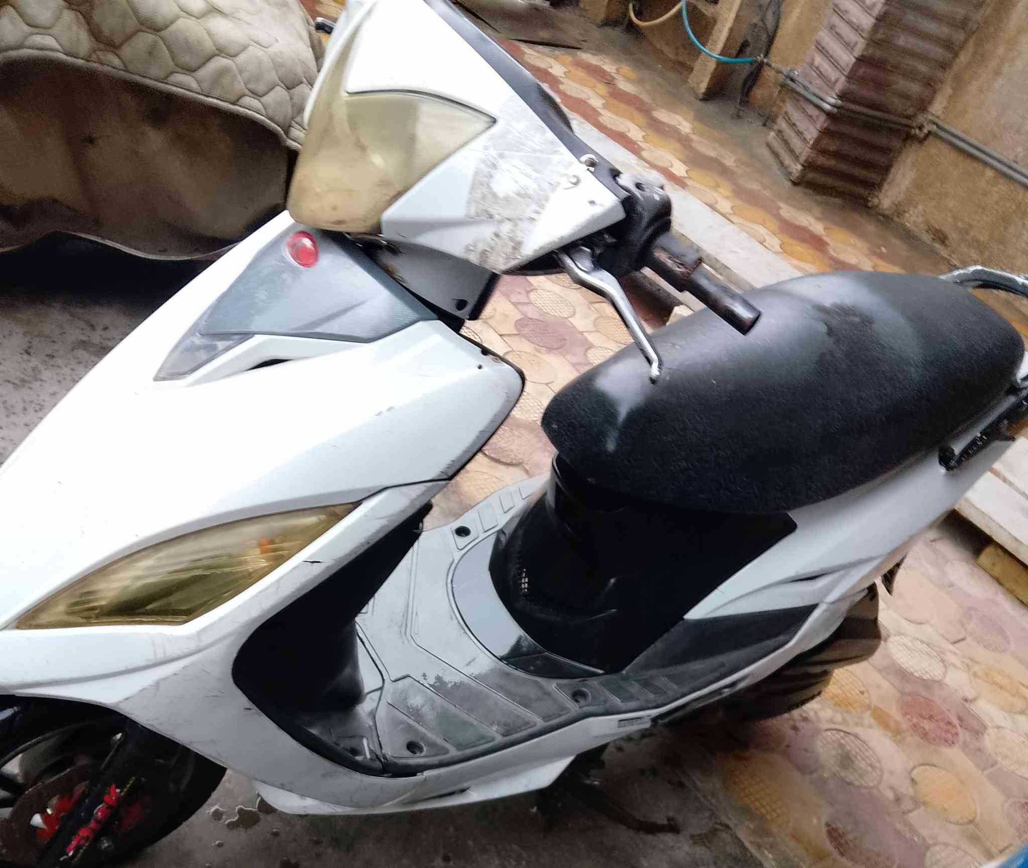 السلام عليكم دراجه البيع بيها عطل كابريتر ونواقص بيصطه ابيعها كوم حديد مكان بغداد مدينه الصدر الاورفلي رقم *********** السعر 175
