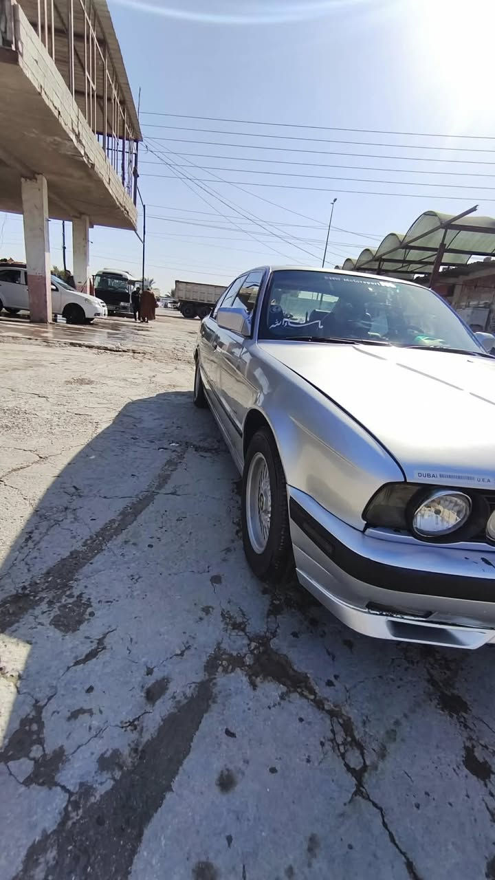 السلام عليكم بي ام للبيع موديل 91 سياره جديده كلش سياره كير عادي 6 سلندر سياره رقم كركوك دولي باسمي مكان السياره الديوانيه السعر 55بيها مجال رقم الهاتف***********
