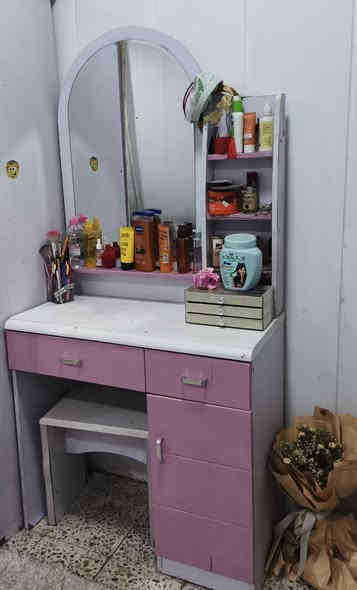 للبيع غرفه نفر متكونه من ٤ قطع نظيفه بس بيها كم شخط و بسعر 250 و بيها مجال للتواصل على الماسنجر او الواتساب على الرقم ***********
