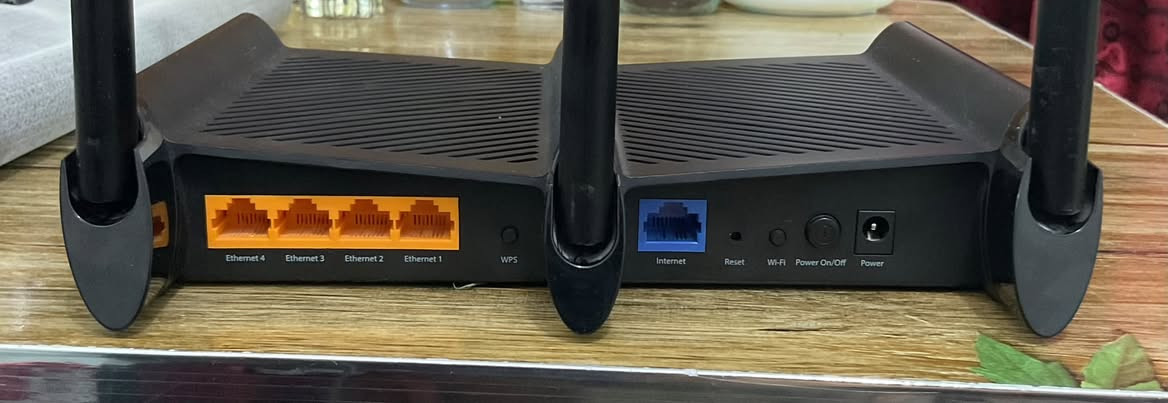 راوتر TL-W9414P 450Mbps. مستعمل فقط شهر يدعم الضوئي TH ج
سببب البيع اريد اجيب ديكو الن عدي ثلاثا طوابق ما يغطي فقط طابقين راوتر متاز بما تعنيه الكلمه سعار خاص اذا جنت مهتم اتصلعلى هذه الرقم رقمي *********** ؟ الموصفات مدى فائق - توفر مضخمات الطاقة العالية وهوائيات الكسب العالي مدى لاسلكيًا مُحسّنًا.
واي فاي يخترق الجدران -.. تخترق إشارة الواي فاي المُحسّنة الجدران والعوائق، مما يقضي على المناطق الميتة.2
3 أوضاع تشغيل - يوفر ثلاثة أوضاع لاسلكية، تشمل الراوتر، وموسع المدى، ونقطة
الوصول.
سرعة لاسلكية 450 ميجابت في الثانية - مثالية لبث الفيديو، والألعاب عبر الإنترنت، وخدمات الصوت عبر الإنترنت (VolP) . هذه حساب الشركه تبلنك موصفاته //:https
www.tp-link.com/au/home-networking/wifi-router/tl-wr941hp/
