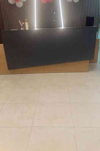 ميز كاشير للبيع عرض 4 متر ارتفاع 1،60 صاير عليه ب1،250 لان خشب ثكيل وا...