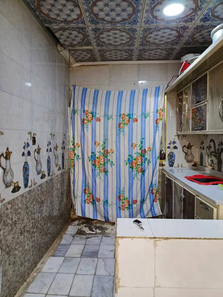 سلام عليكم بيت بلديه معامله كامله واصله للتقييم المساحة ١٥٠متر بي ٣غرف وصاله وستقبال وتخاريج ومطبخ غرفه سويت المكان النجف حي الشهداء خلف مركز الأحداث الرقم ***********
