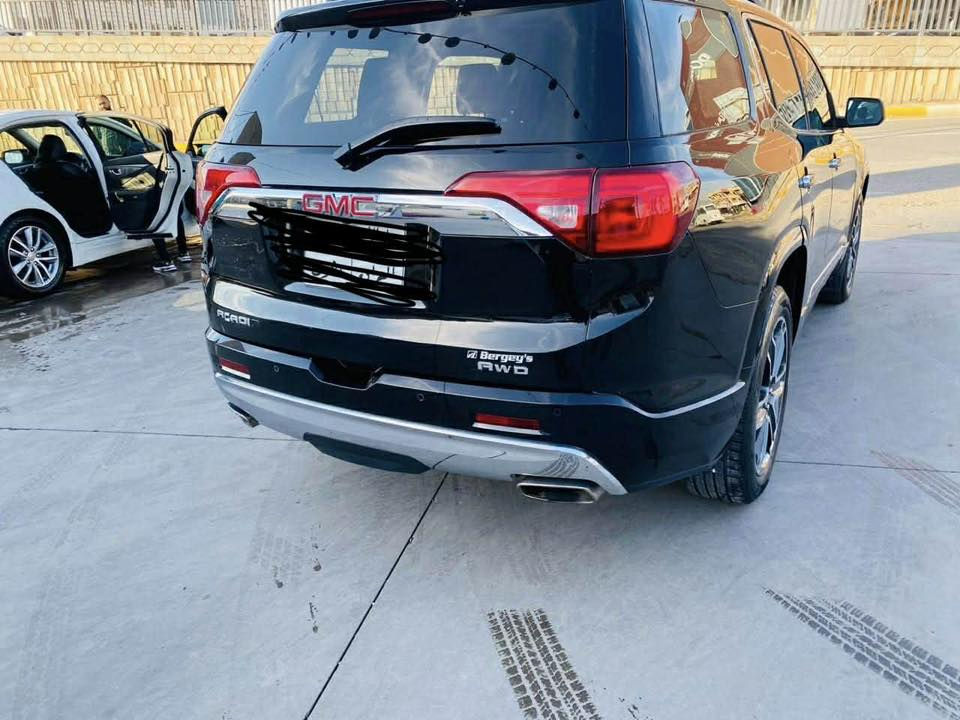 السلام عليكم للبيع بدون مراوس ❗️
GMC اكاديا 2018 مواصفات دينالي اعلى فئة 
ممشة 175 الف كيلو 
الصبغ شبر في الباب الخلفي تحت الرقم 
مواصفات دينالي فول 
محرك 6 سلندر 3.6 
فور ويل 
كشنات كهرب تبريد و تدفئة لكشن السايق و الراكب 
7 راكب و كشنات جلد لون اسود 
تشغيل بصمة 
السيارة حيل نظيفة و مصروف عليها
وارد أمريكي 
رادار امامي و خلفي 
نقط عمياء
حساسات امامية و خلفية
تحديد مسار و كروز كونترول
أنظمة قيادة: snow , sport , tow/haul
فتحة سقف بانوراما
شاشة تدعم ال apple CarPlay و android auto 
كامرات 360 درجة 
ذاكرة حفظ للكشنات و المرايات 
باب صندوق كهرب 
مرايات كهرب
نظام توفير وقود start/stop
نظام صوتي Bose 
السعر 185 و بيها مجال 
التواصل خاص او هذي الارقم: *********** و بيهم واتساب
***********
