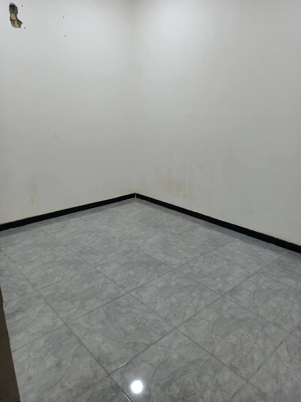 ‏بيت للبيع مساحه 100 م   طابو صرف
‏يحتوي على استقبال وغرفه ومطبخ 

‏وصحيات داخليه وخارجيه بناء 2025  

‏طابوك صب كونكريت السطح اشتاكير 

‏البيت فارغ وجاهز للسكن 

‏العنوان الاسكان الصناعي النزله الاوله 

‏المربع الذهبي على شارع تبليط 

‏السعر 100  وبي مجال قليل

رقم الهاتف    ***********
