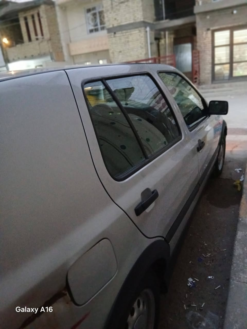 السلام عليكم كولف للبيع موديل 1992 رقم بغداد انكليزي بأسمي مكينه 2000جديده كير عادي تبريد شغال بس ضعيف حماوه ربع ثابت صدر امامي وخلفي جديد تخ تاير جديد داخل كلش نضيف  بيها طخه يم قبق بانزين موضحه بل صوره مكاني بغداد زعفرانيه السعر 46 بيها مجال للستفسار *********** بي وات ساب
