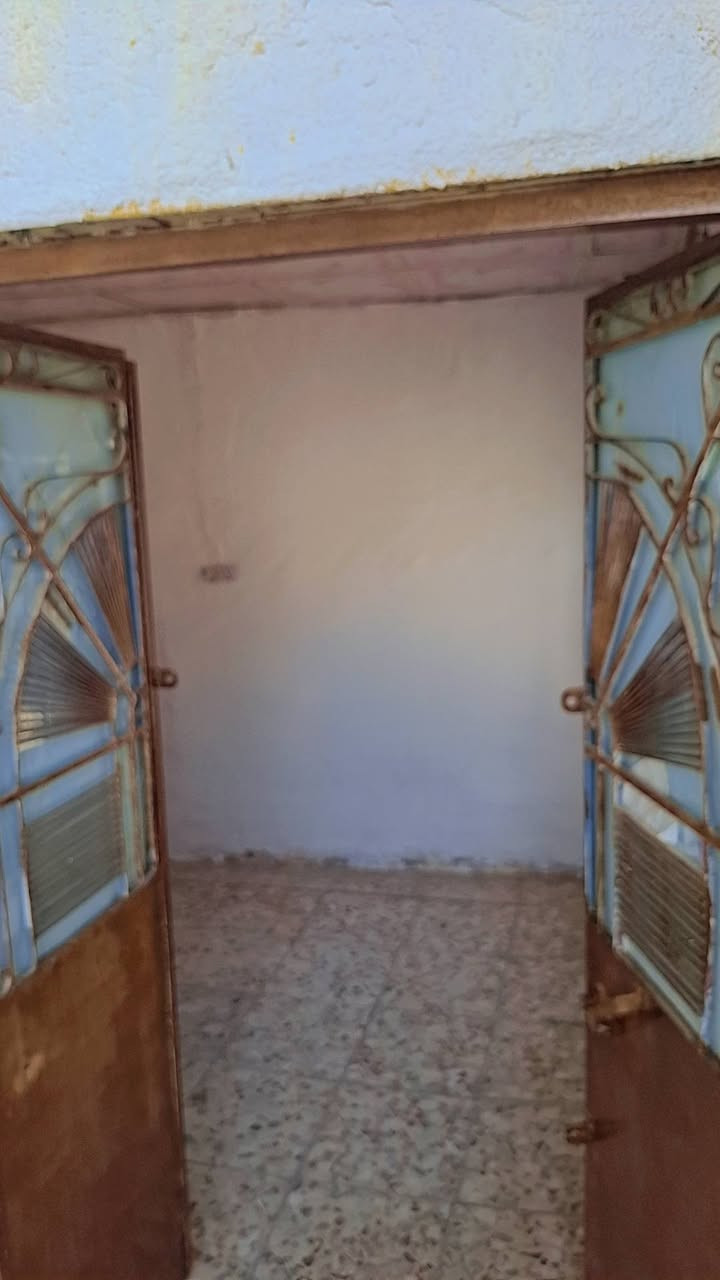 بيت تجاوز للبيع حي اور خلف حسينيه المصطفى ٧٠ متر يتكون من الاستقبال والمطبخ سندويج وسقوف ثانويه والغرفه عكاده وملحقات السعر ١٥ هاتف ***********
