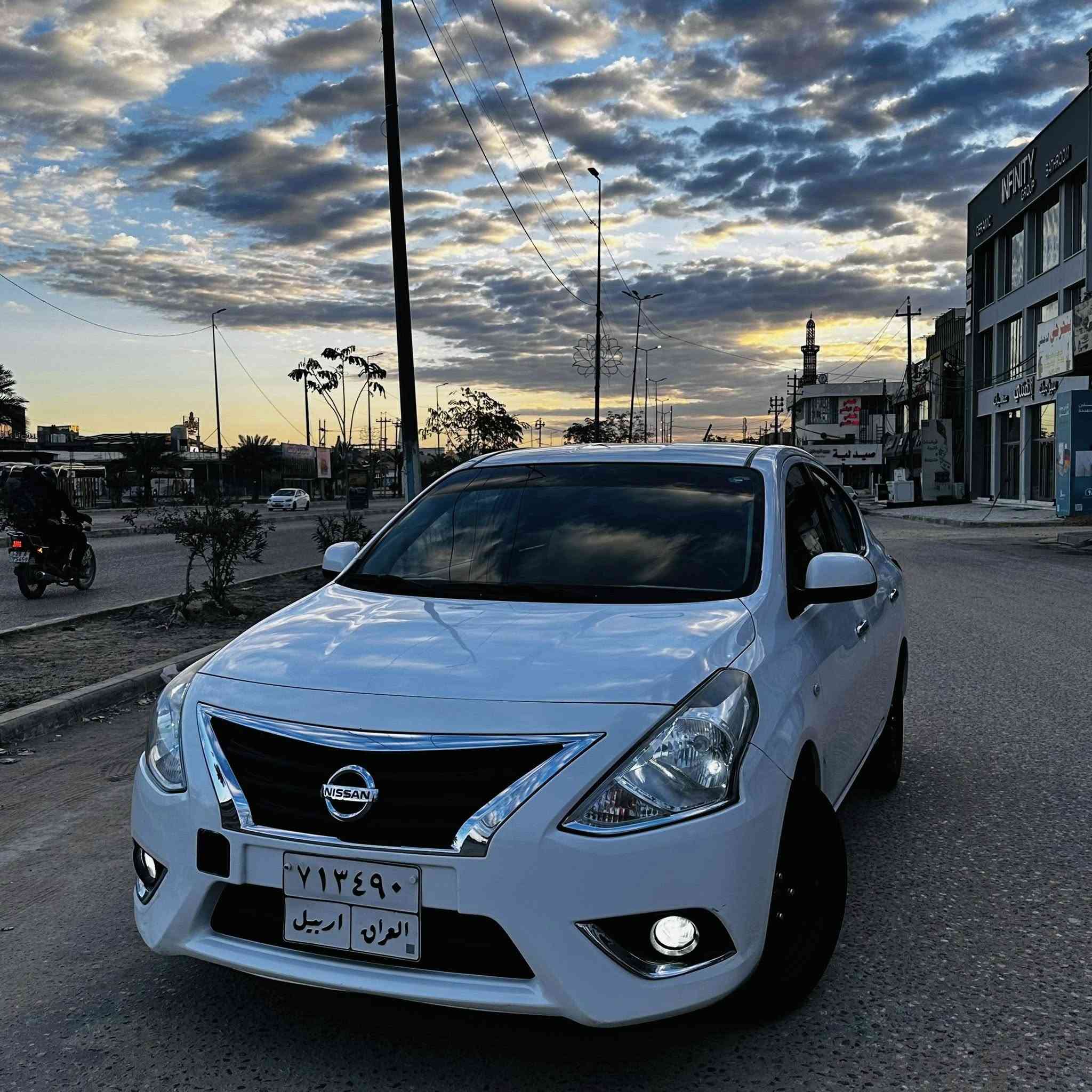للبيع نيسان صني هندي 2022 بليته زركه مكفوله بيها بارد بالجنطه  تراي زيرو   ***********. .؟
