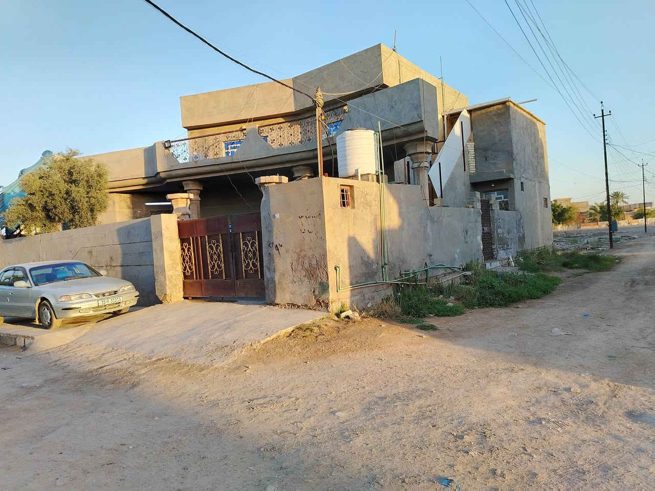 السلام عليكم يوجد بيت للبيع في منطقة ابو منيصير الضباط ٢ مقابل محطة كلين لغسل السيارات طابو صرف المساحة ٣٣٢ م مربع ركن يقع على شارع مساحته ١٠ متر خلف الشارع التجاري العام يبعد ١٠٠ متر عن الشارع الرئيسي السعر ٢٣٠ مليون وبيه مجال للاستفسار الاتصال على الرقم ***********
