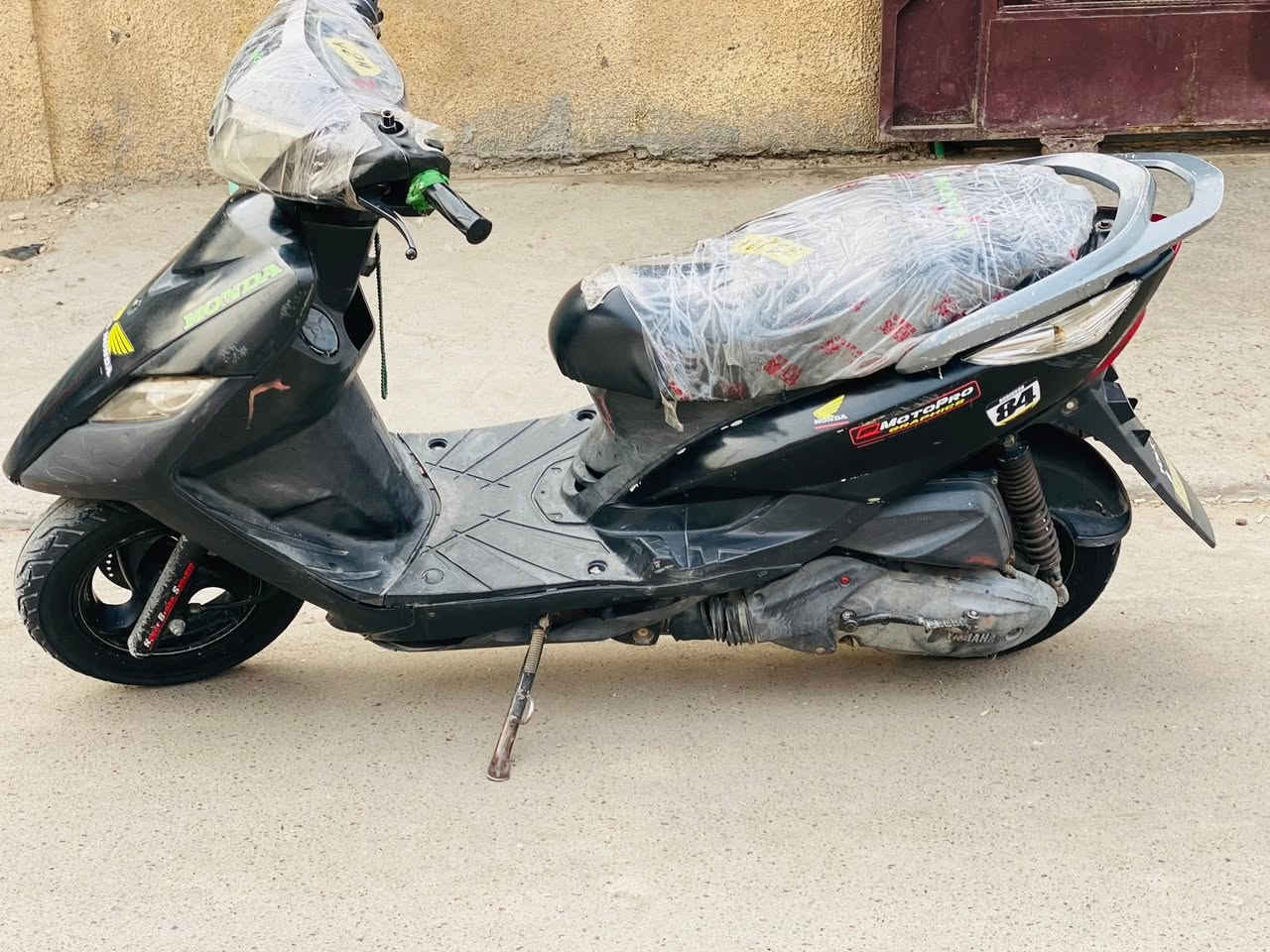 السلام عليكم دراجه ثعلب للبيع الدرجه جديده بعدها أوراق مكينه بلاديه كفرات بلاديه السعر ٦٠٠ وبيها مجال العنوان بغداد حي النصر  الاستفسار خاص رقمي ***********
