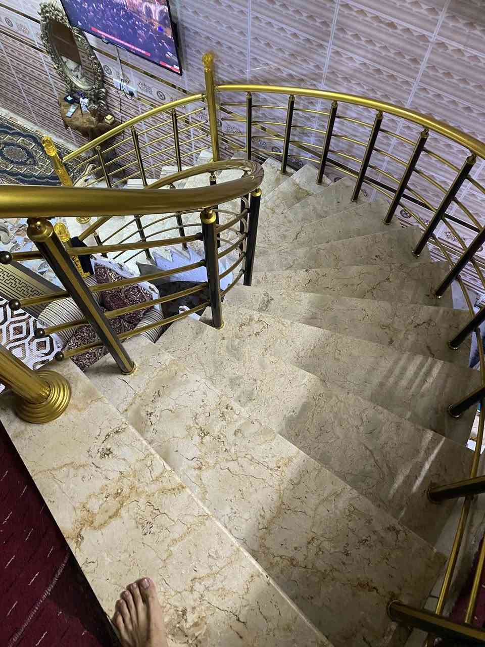 دار للبيع في منطقه البلديات واجه 5 نزال 20 3 قوط كامل خدمات حمامات 3 مساحته الدار 100 متر في منطقه البلديات داخل فرع جامع سيد صلاح المكصوصي *********** تواصل خاص او واتساب موجود 170 بي مجال بسيط
