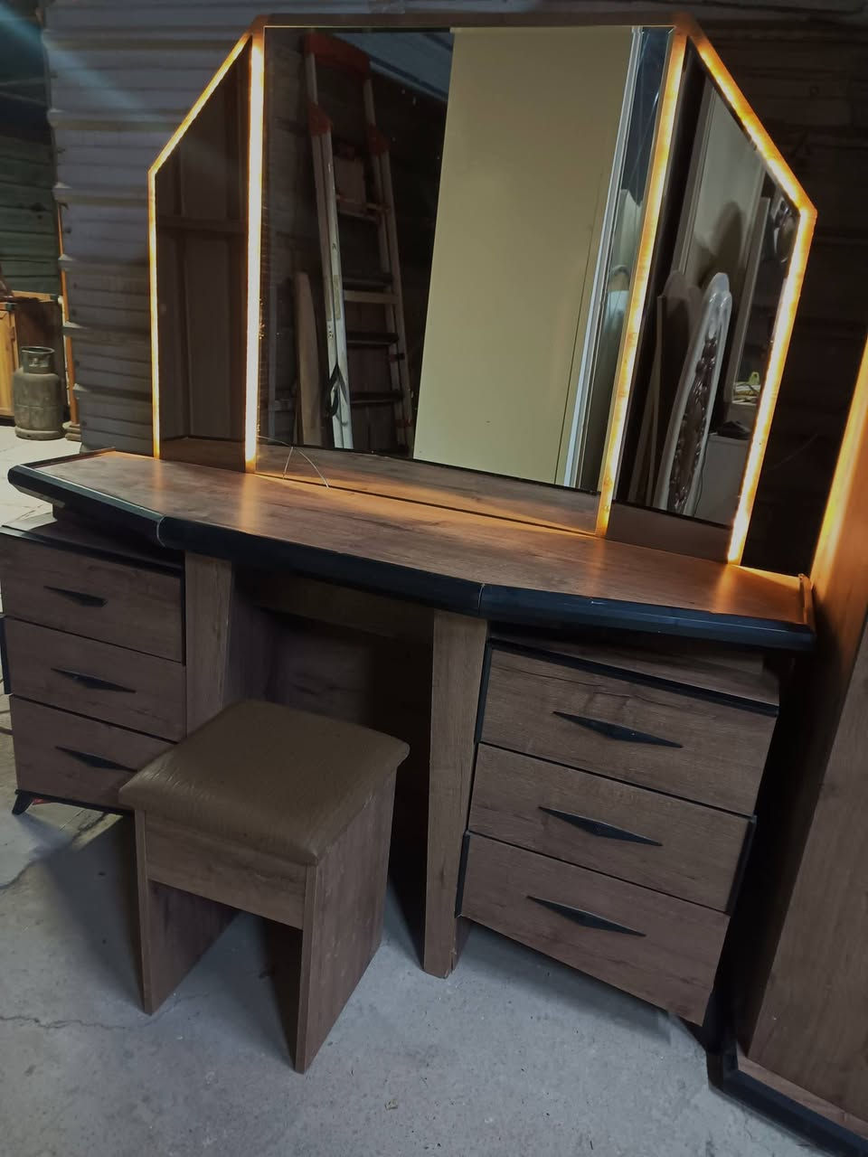 السلام عليكم عندي غرفة نوم للبيع سرير مخزن ونارة بكل قطعا مكاني بغداد أبو دشير ***********
