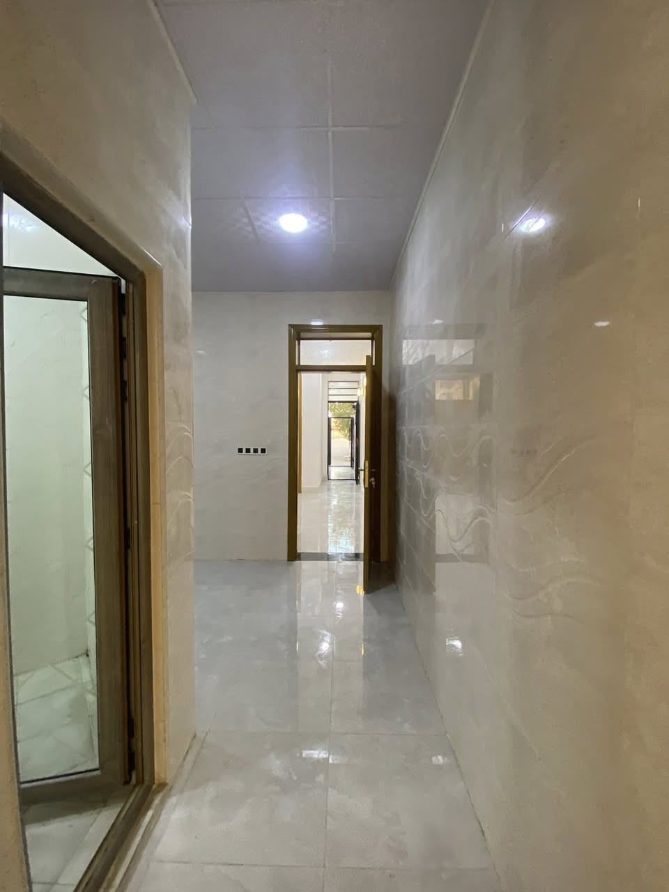 يالله الهم صلي على محمد وآل محمد دارمساحه100متر كربلاء حي العامل خلف مول الباقر قطاع19واجهت الدار على مدارس 2 مدرسه ثورة العشرين وال سيده طوعه اكرر واجهت الدار على مدارس يعني ماكو جيران كدامك طابو صرف بئسمي  طابق اونص الدار تفاصيله 2غرف نوم 2صاله دبل استقبال مطبخ صحيات داخليه خارجيه البيت بناء حديث يعني جديد مامسكون الدار يبعد عن الإمام الحسين عليه السلام 10كم ❤️اعتذر عن الرهن وال ايجار وال مبادره بيع نقد فقط للاستفسار ***********
