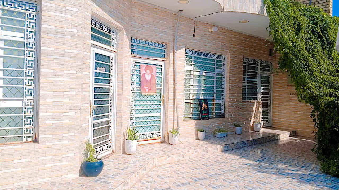 بيت للبيع 
بناء حديث حي الوحده قرب الفلكه الجديده مساحه 180 
غرفتين وصاله وستقبال ومطبخ وصحيات داخليه وخارجيه ومساحه اباب البيت الفضله مال الرصيف من ضمن البيت
***********
***********
