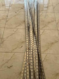 ستاندات ملابس • استعمال قليل • ٨٦ قطعة