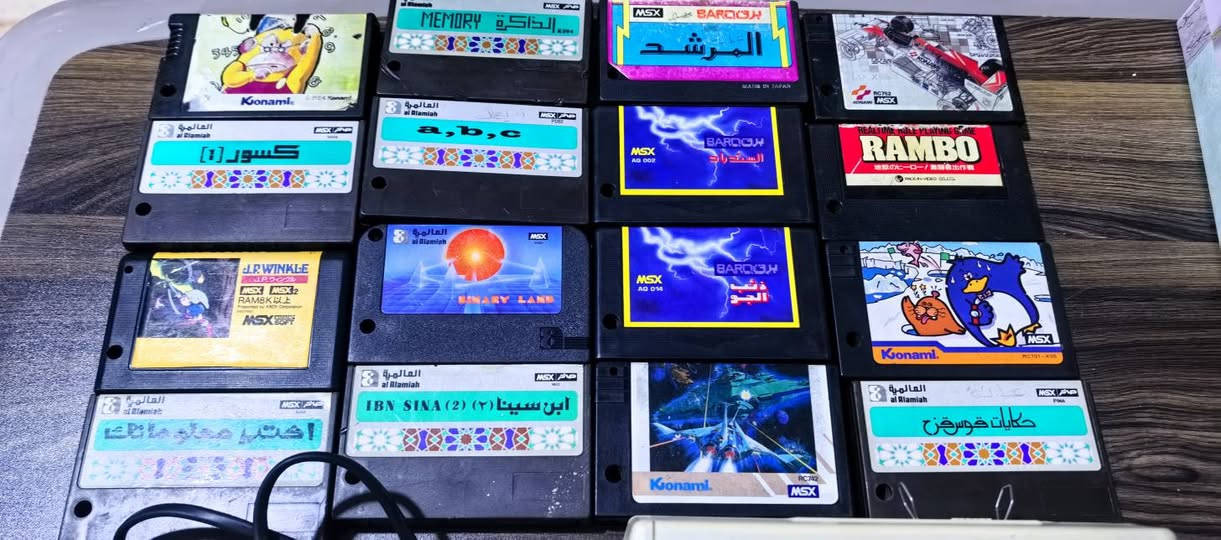 هذا الجهاز هو كمبيوتر صخر AX170 التعليمي، وهو إصدار كويتي-ياباني نادر من الثمانينيات. 
يعتمد الجهاز نظام MSX الشهير وكان يستخدم للأغراض التعليمية والترفيهية. 
تتميز لوحة المفاتيح بوجود حروف عربية ومفاتيح خاصة مثل "عربي/CODE" و"صخر". 
تظهر في الصورة مجموعة من أشرطة الألعاب والبرامج الخاصة بهذا النظام. 
يعتبر هذا الجهاز الآن قطعة جامعين (Collectible) نادرة تحظى بتقدير كبير من قبل محبي الألعاب الكلاسيكية.


**إذا كنت صاحب هذا الإعلان وتريد حذفه لأي سبب، رجاءا أرسل رسالة إلى الدعم الفني**