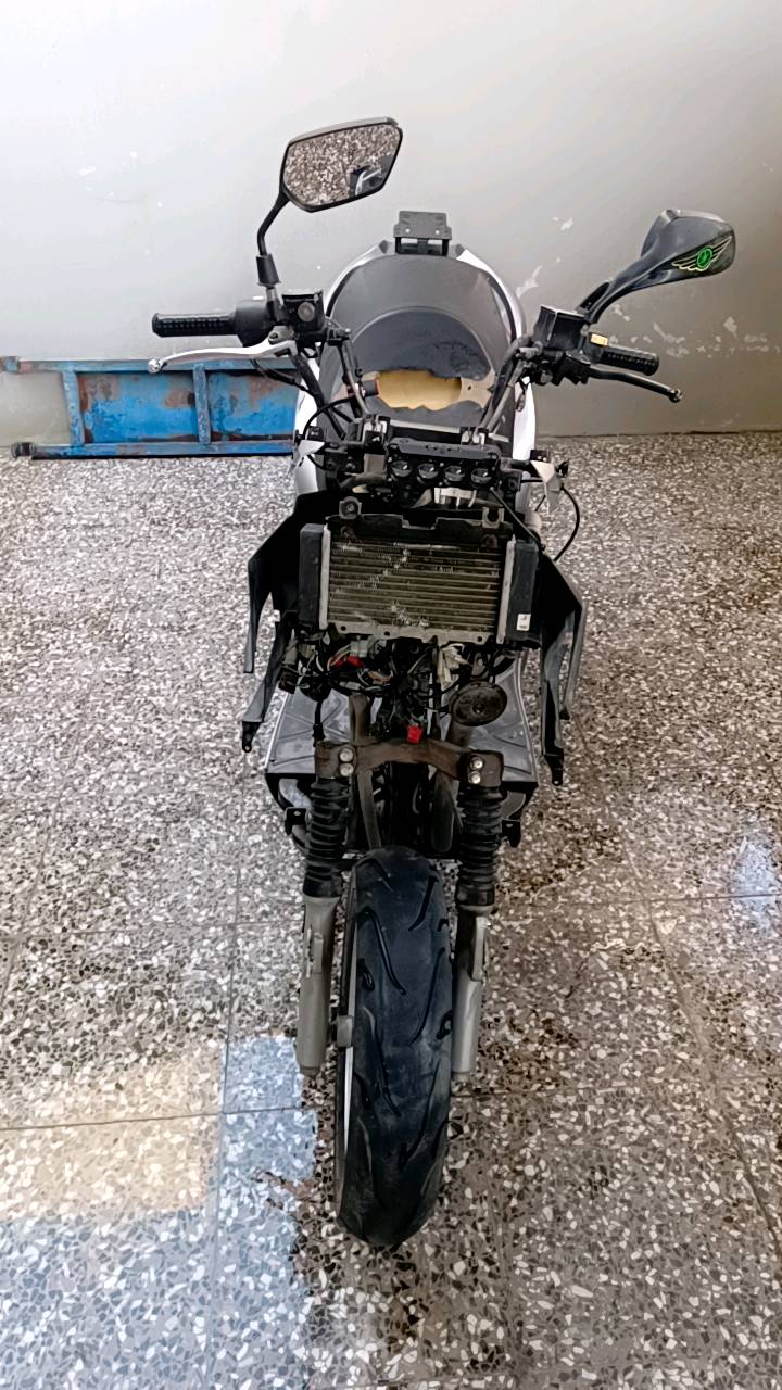  سلام عليكم دراجه سيام للبيع نقص فقط كفرات امامي دراجه نضيفه شغاله سعره 400 بيه مجال مكاني نجف براكيه يم بوابت الخروج مال المطار النجف الدولي دراجه 