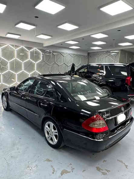 السلام عليكم 
‏Mercedes - Benz E 200
(موديل 2008)
اڤنكارد 
وارد يابان مكفولة كفاله عامة عدا البنيد مصبوغ بسبب جراد 
وعدي صور قبل صبغ 
وبيها طخة بالهلال مال جاملغ الخلف السايق

مكينة 4 سلندر سنكل تيربو 
تو ويل 
المواصفات : 
داخل جلد ومخمل اسود 
حساسات امامي خلفي 
لايت زنون 
سلايد روف 
شاشة بلادية كبيرة
سستم صوت كلش حلو وواضح بيها 
كراسي امامي تحكم كهرباء 
تدفئة كشنات 
جنطة بصمة
قطعتين تبريد 
تبريد الامامي منفصل 
فول تحكم ستيرن 
شاشة اعطال 
وبعد بيها هواية مواصفات معروفه
ماشية 227 الف كيلو 
سياره بلادية ومابيها اي نقص 
تخم تاير وباتري جديد ومنظومة تبريد كلها جديدة 
رقم بغداد مشروع وطني 
*********** ابو فهد
سعر 135 وبيها مجال
