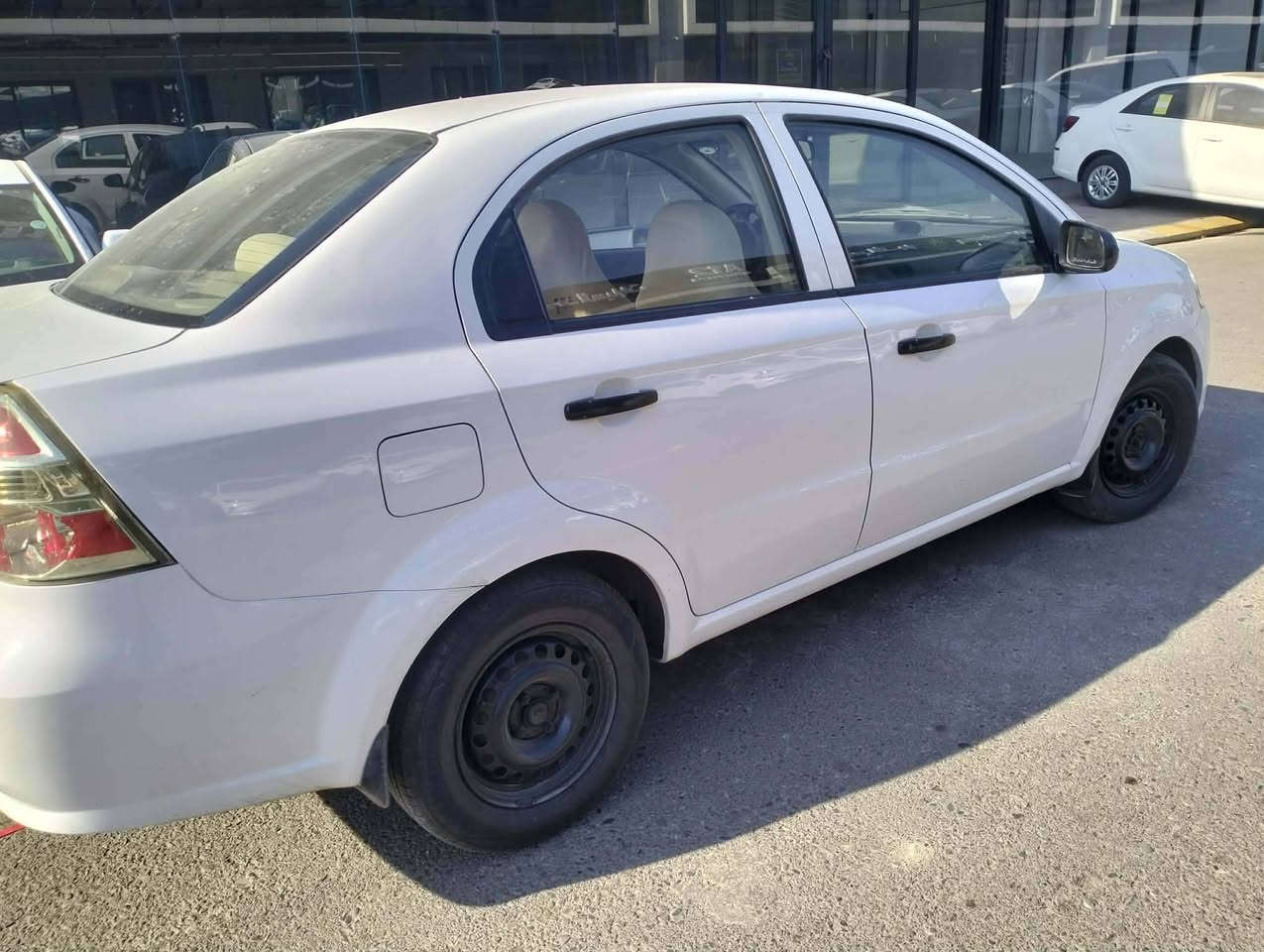 ٢٠١١ ألسيارة جديدة و مكفولة ..فقط يم البك لايت اليمين بيها كرت شبر فقط..وباب النفر بي بارد..وكرت شبر.السعر ٦٧..***********
