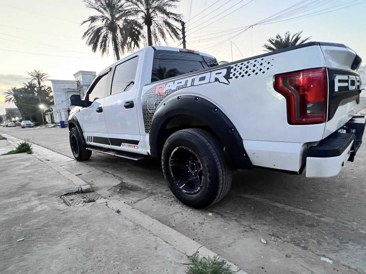 السلام عليكم
فورد f150 

موديل 2017 

ماشيه 150 

بيهه كتاب تظليل 80‎%‎ 

كلشي موضح بالسونار  السياره بدون اريباك كلهه سليمه 
مكبنه 3500 تنفس طبيعي 6v
 مكانهه بغداد المنصور 

سنويه باسمي 

منظومه غاز 60 لتر 

تريد تحويل تريد وكاله 

السعر 200 وبي مجال بسيط

ممتواجد ع النت ***********
