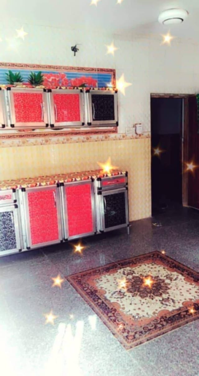 دار للبيع بحي الشهداء الثالثة شارع 100الجديد يبعد عن الشارع العام500متر ملحقات البيت الطابق الأول غرف نوم عدد 2 هول ستقبال مطبخ صحيات داخلية وخارجية ومنور داير البيت وطارمه كبيرة الطابق الثاني غرف النوم عدد 3 هول داخلي وسطح اول وسطح ثاني البيت صب مسلح المساحة الكلية260 متر للاستفسار على هذا الرقم***********👉 أو على هذا الرقم***********👉 السعر120 مليون وبيه مجال البيت طابو زراعي سند25 تحويل مباشر بسم المشتري يعني يحق الك تحول طابو صرف
