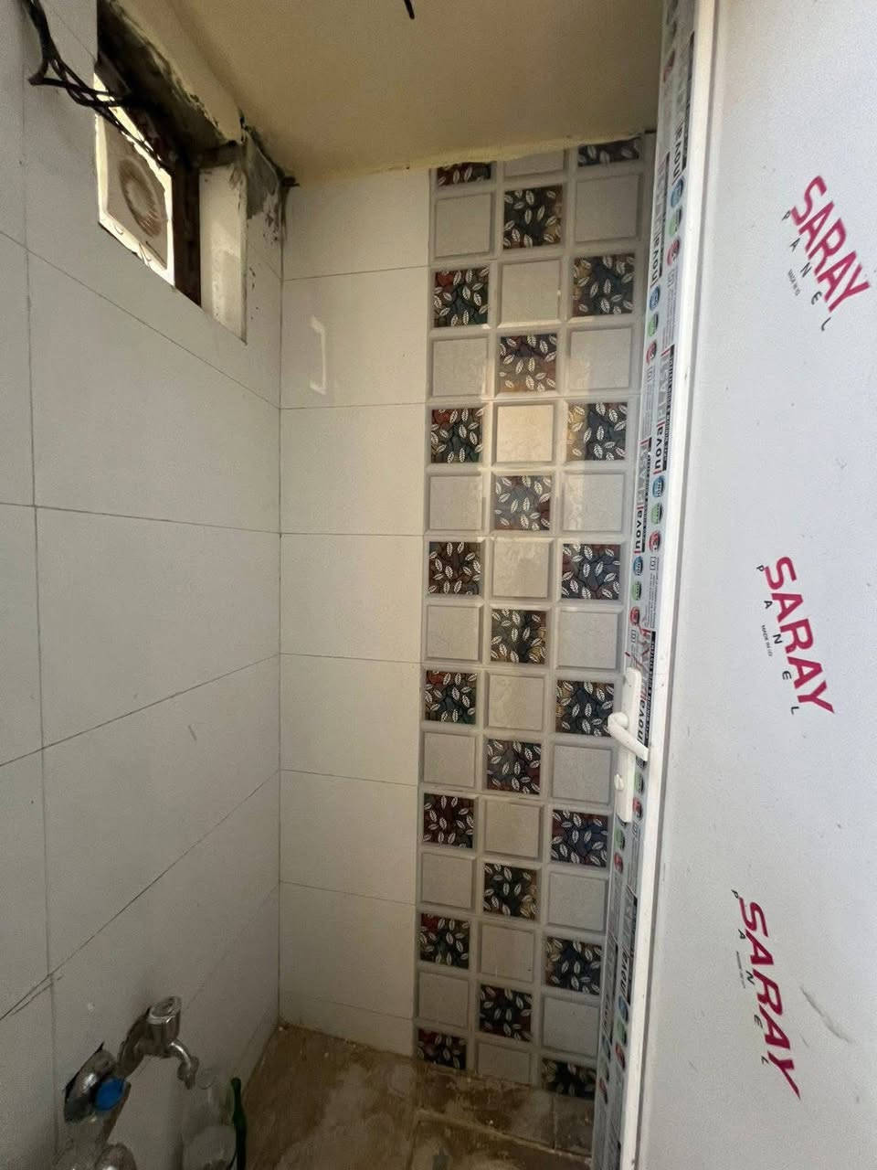 🏠 فرصة استثنائية للسكن العائلي - دار أحلامك في حي ميثم التمار 🏠
لأننا في مكتب سمو الملك 👑للعقار والمقاولات في كربلاء نهتم بأدق التفاصيل، نوفر لكم اليوم منزلاً يجمع بين جودة البناء وموقع الخدمات المتكاملة.
​📍 الموقع: كربلاء حي ميثم التمار قرب مستشفى الكفيل (قرب أسواق برتقالة).
​✨ مواصفات العقار:
​المساحة: 50 متر 
​التصميم: طابقين بتصميم هندسي مريح وعملي.
​جودة البناء: بناء طابوق درجة أولى (ضمان المتانة).
​🛋️ التقسيم الداخلي:
​استقبال واسع.
​صالة عائلية مريحة.
​مطبخ مجهز.
​صحيات متكاملة.
​غرفتي نوم (2).
​التشطيب: سقف مغربي مميز مع ديكورات عصرية داخلية بالكامل.
​📜 الوضع القانوني:
​سند 25 م + إقرار محكمة.
​مكاتبة رسمية ومضمونة مع صاحب الأرض.
​🌟 المميزات:
كافة الخدمات الأساسية متوفرة في المنطقة، مما يجعلها خياراً مثالياً للسكن أو الاستثمار.
​📞 للاستفسار والحجز، يرجى الاتصال أو المراسلة عبر الواتساب:
📱 ***********

📱 ***********
​مكتب سمو الملك 👑للعقار والمقاولات في كربلاء 
نحن نضع خبرتنا لخدمتكم وتلبية طموحاتكم في العثور على المسكن الأفضل.
— بإدارة زهير الحسناوي 
‏، ‏محافظة كربلاء‏‏.
