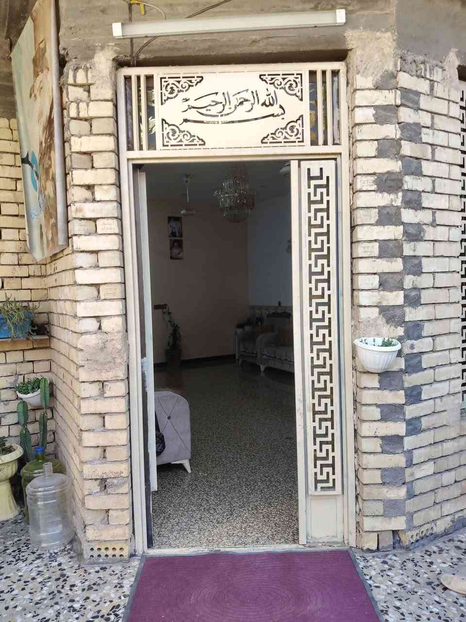 السلام عليكم اخوان.
بيت للبيع في منطقة الرئاسه بلزراعي خلف محطة الكهرباء اول شارع خلف شارع 20 المساحة 200م  يحتوي على استقبال ومطبخ بلوجه وصاله وغرفتين نوم وخدمات.
للاستفسار مراسله الصفحه او الاتصال ***********@
