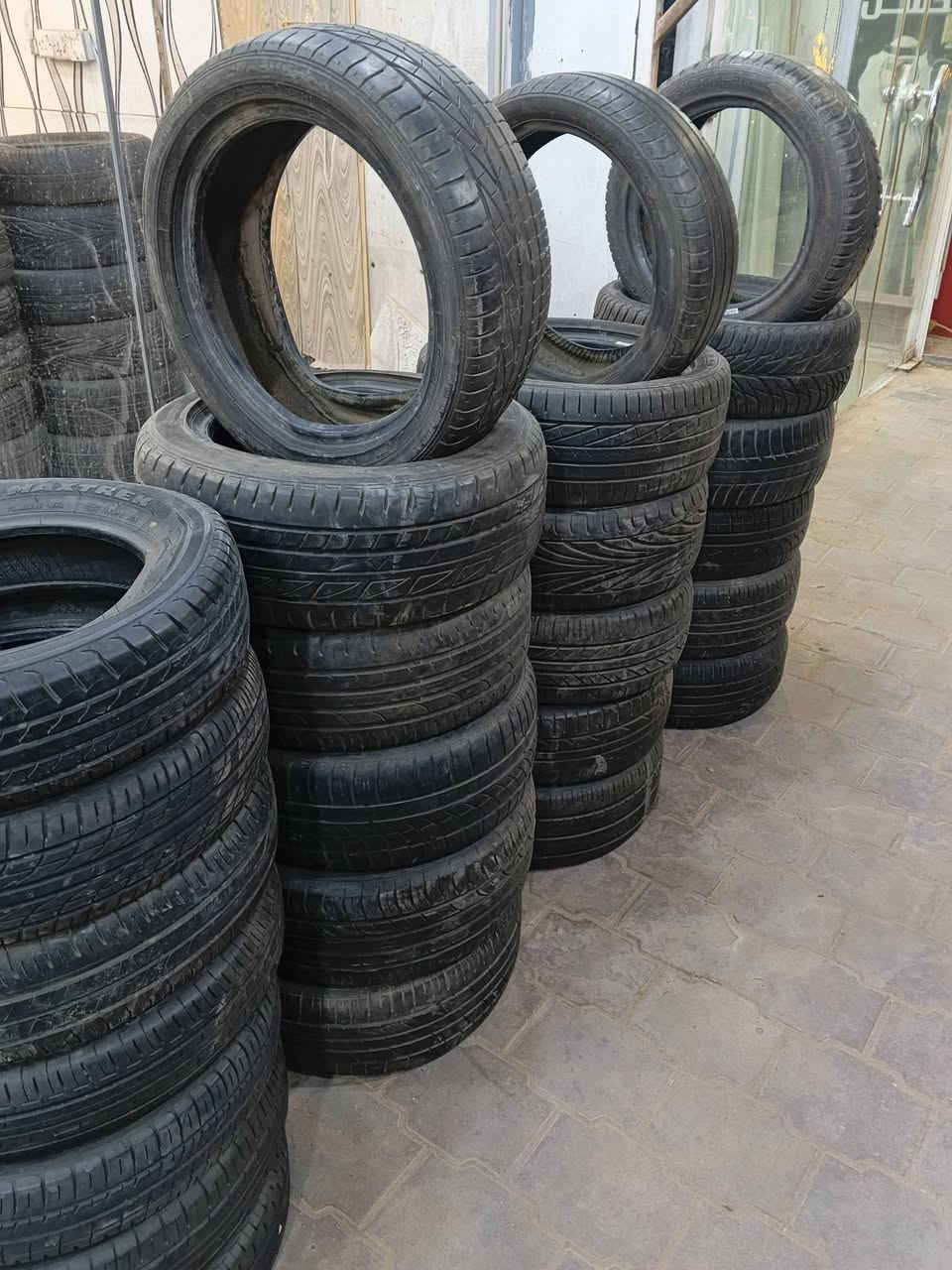 السلام عليكم تايرات باله ياباني لافتيه ولاركعه ابطنه نضيف للبيع شلعه واحده الزوج ب15 قياس 15و14 رقمي للتواصل ***********بي وتساب
