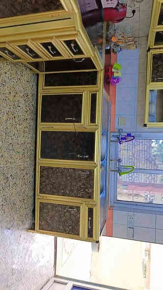 كاونتر مثل ما موضح بالصورة 
بي اضرار داخلية قليلة
عنوان الامين قرب شارع النواب 
***********
