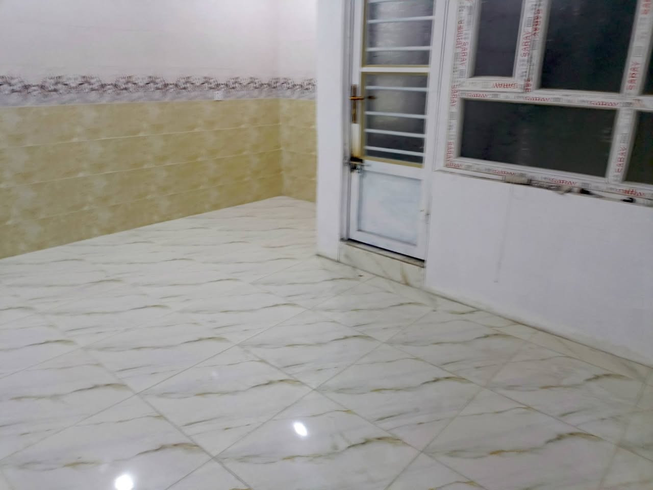 مشتمل طابق ثاني للايجار بناء حديث  ماكو احد ساكن بي قبل يحتوي على استقبال وصالة ومطبخ مشترك وعرفة نوم وممر وصيحات العنوان  بعقوبة التحرير بستان الخشالي قرب دائرة بلدية التحرير للاستفسار الاتصال ***********
