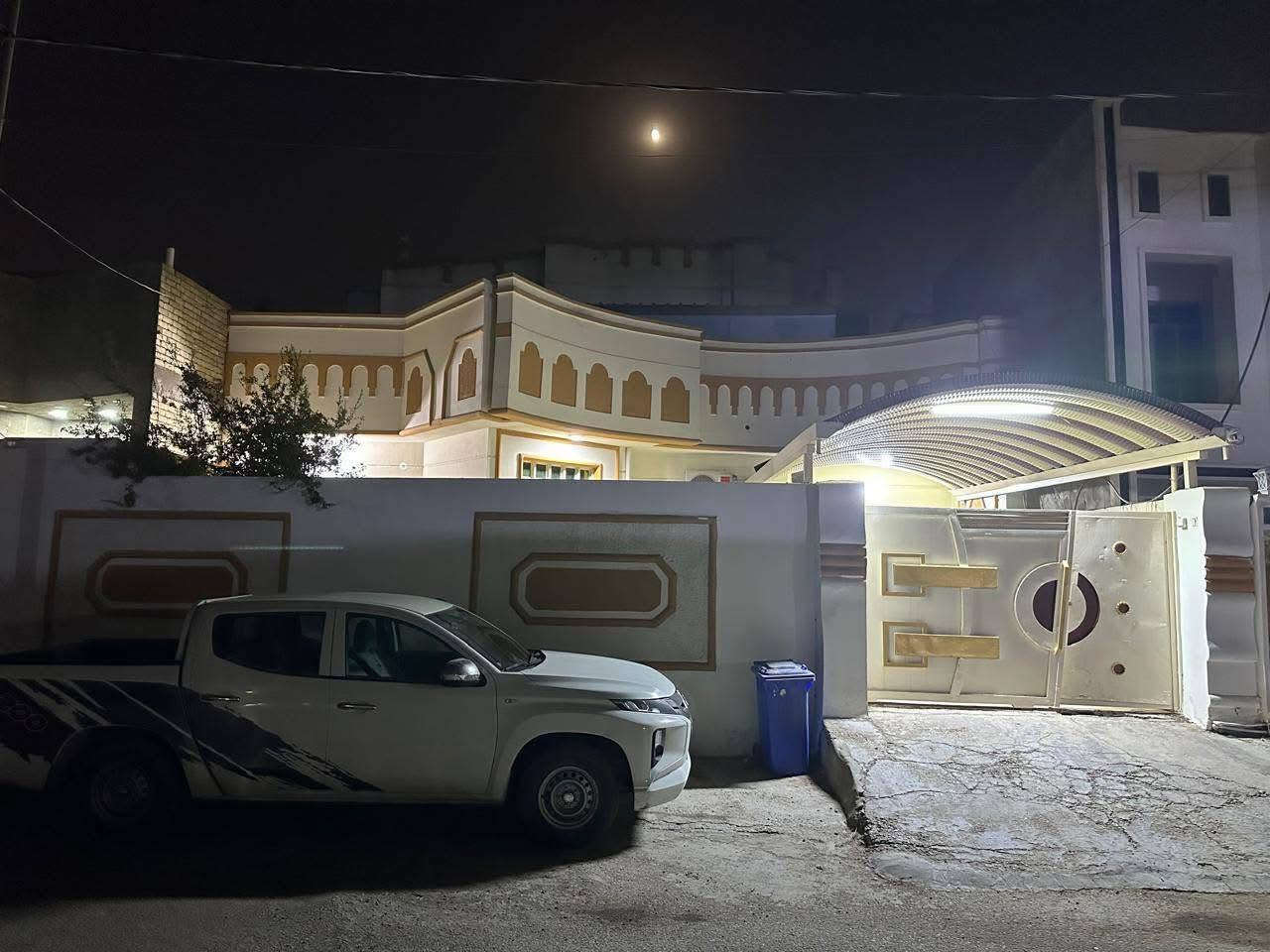 🏡 دار سكنية للبيع في الفلوجة جاهز للسكن 🏡
📌 الموقع: الفلوجة - الشهداء / حي الامين

 📐 المساحة: 250 متر مربع.

 🛏️ التفاصيل الداخلية:

 4 غرف نوم + مطبخ + هول + استقبال + مناور 2 + صالتين و حمامات 2 + سطح شتايگر

 يحتوي البيت على كراج للسيارة وحديقة خارجية.

 📄 طابو ملك صرف (تحويل مباشر).

💰 السعر: 225 مليون دينار (وقابل للتفاوض).

📞 للاستفسار والتواصل، يرجى الاتصال على الرقم: ***********

(أو المراسلة عبر خاص الصفحة).

