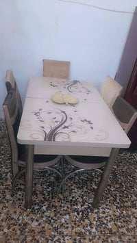 ميز طعام نضيف مع خمس كراسي يتصغر ويتكبر مكاني بغداد حي اور السعر 75وبي...