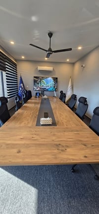 ميز اجتماعات مستعمل  من شركة العالمية قياسات الميز ( عرض 160cm  ارتفاع...