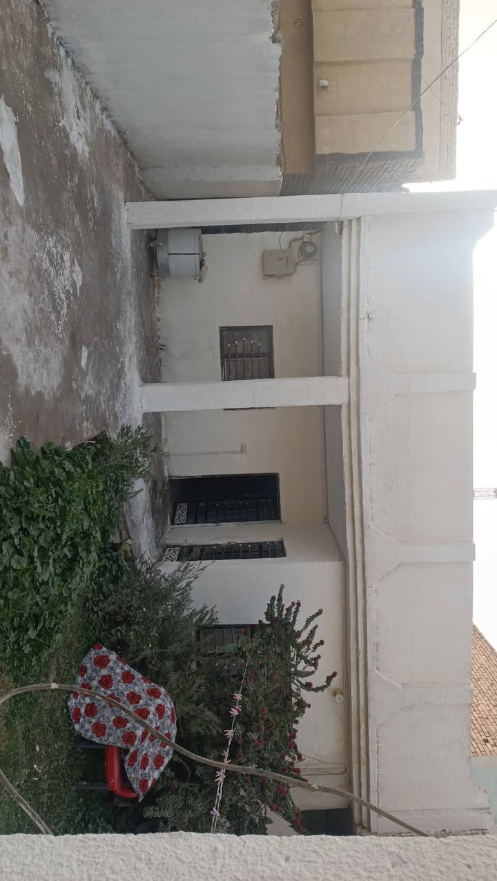هذا البيت المساحه 250  ابيع منه نص 125متر اذا واحد يريد  سعر مناسب   حي المهندسين  مقابيل المدينه يم مدرسه ريحانه  الا تصال ***********
