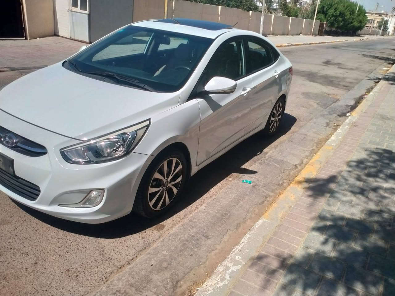 السلام عليكم اكسنت خليجي موديل16.  محرك 1600  ماشيه 95 رقم بغداد الجديد بسمي   بيه صبغ نص جاملغ خلفي والدوسه اثر طخه خلفيه محرك كير كفاله فول مواصفات   فتحه سقف شاشه كامره دواره حساسات خلفيه تخم تاير جديد خمسه ويل كب      ،، السعر 102 بيه مجال بصيط جدا    ،، مكاني   بغداد العامريه     رقم ***********
