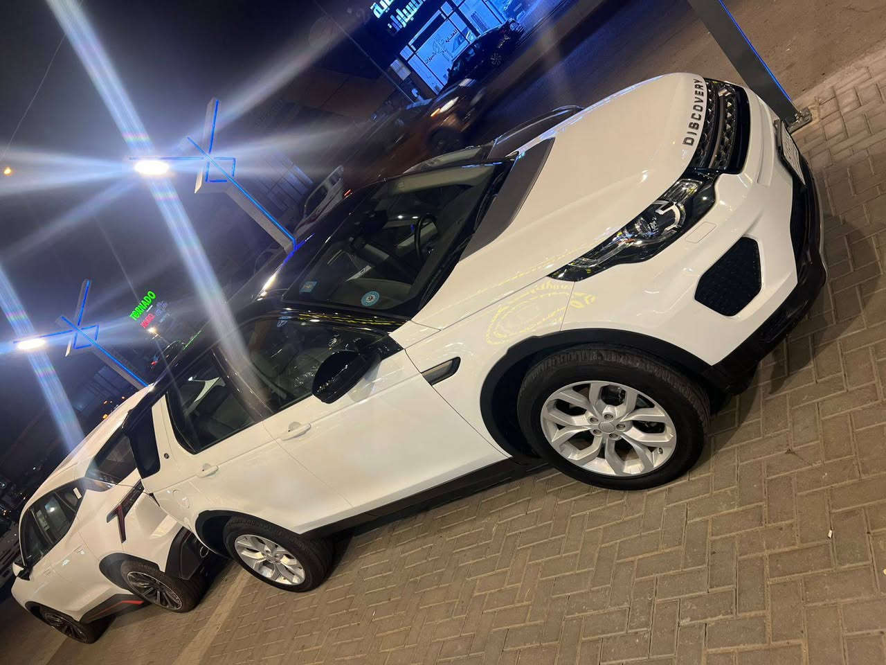 سلام عليكم للبيع لاند روفر دسكفري موديل 18 خليجي سردار ماشيه 22الف  كفاله من ضربه  ولصبغ.  مكان السياره حي جهاد او البنوك ***********
