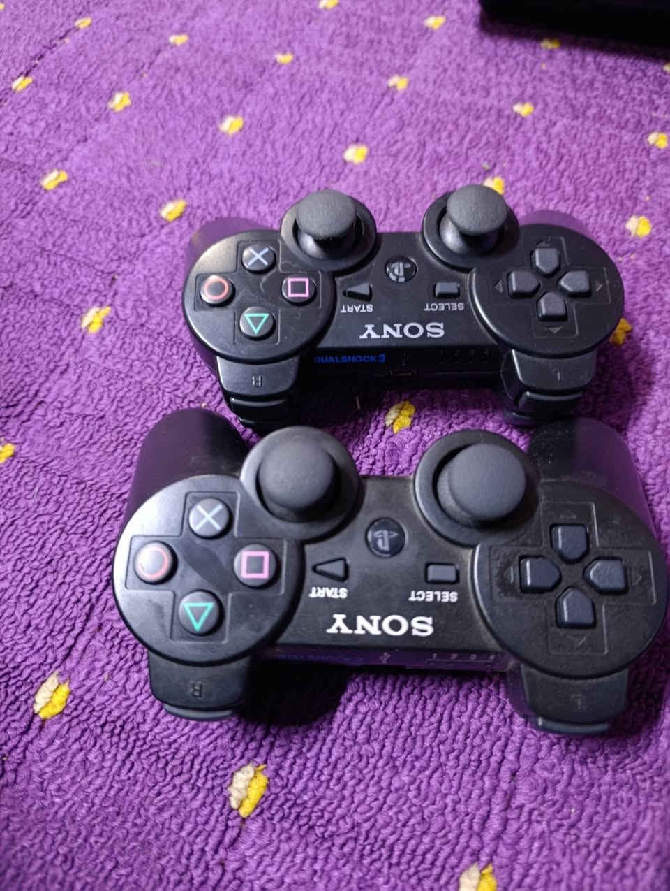 بلي ثري جديد نضافه ١٠٠
جوستكات 2 هاردات 2 
بي كل الاعاب الي بالك 
مكاني زعفرانيه 
السعر 120 
***********
