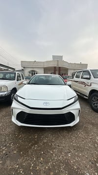 تيوتا كامري موديل 2025  ماشي 4 الف مايل وارد أمريكي  موصفات LE بصمه دا...